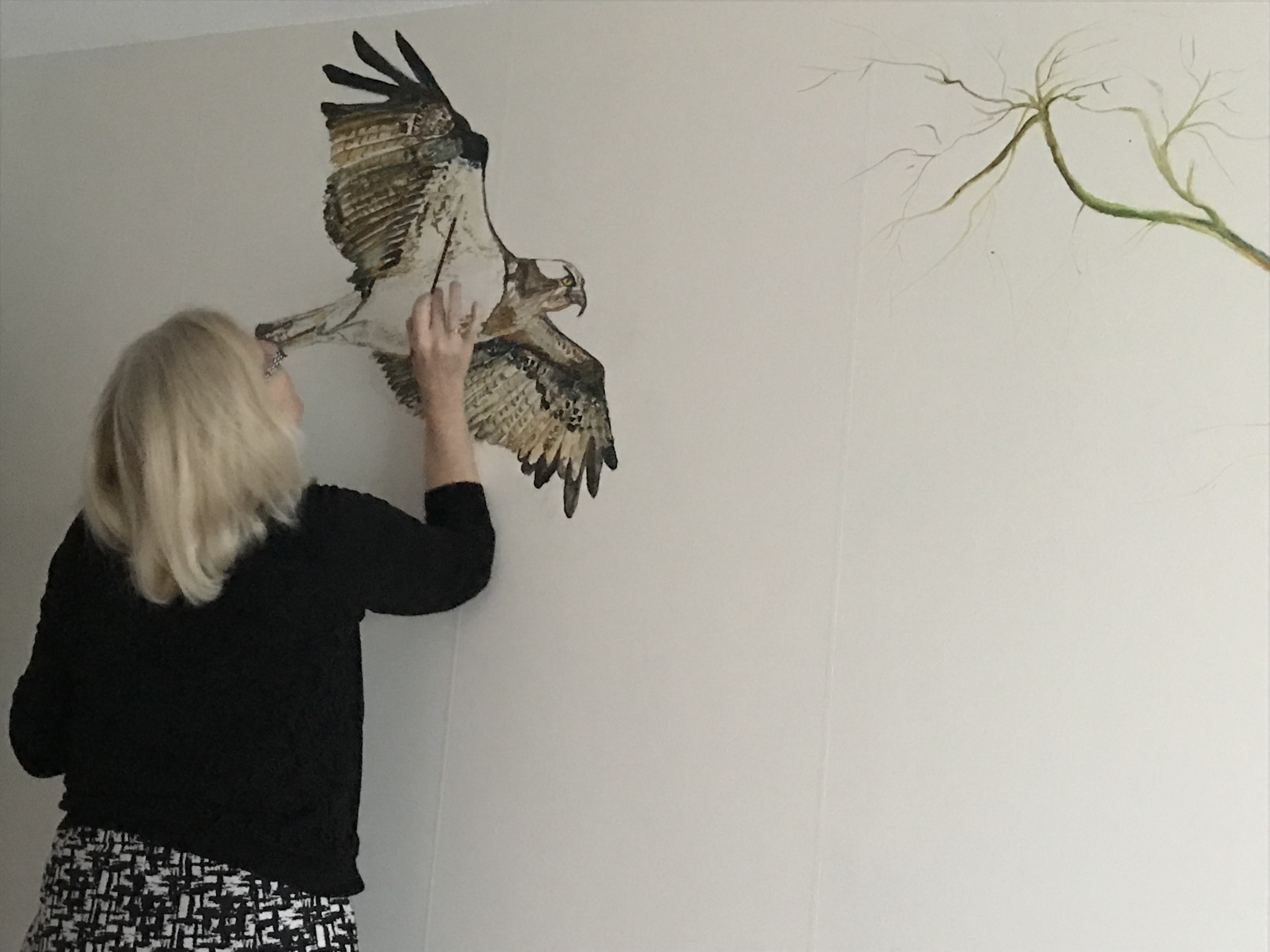 Johanna maakt buizerd als muurschildering